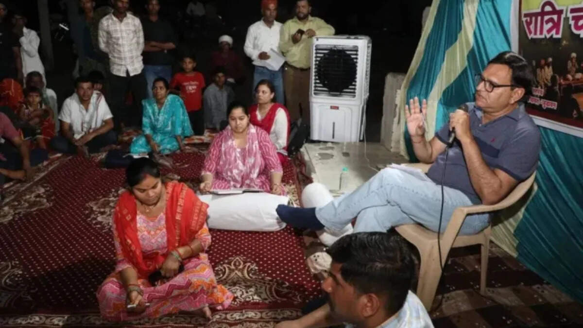 कलेक्टर को किसान के बेटे ने पिलाई ऐसी चाय, गुस्सा होने के बजाय उसे गले लगा लिया