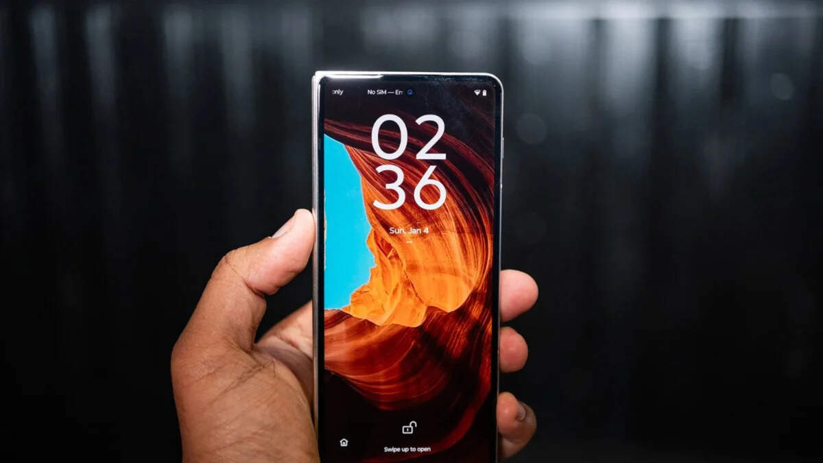 Motorola Razr Fold: भारत में इस दिन आ रहा है मोटोरोला का पहला बुक-स्टाइल फोल्डेबल फोन, फीचर्स देख रह जाएंगे दंग