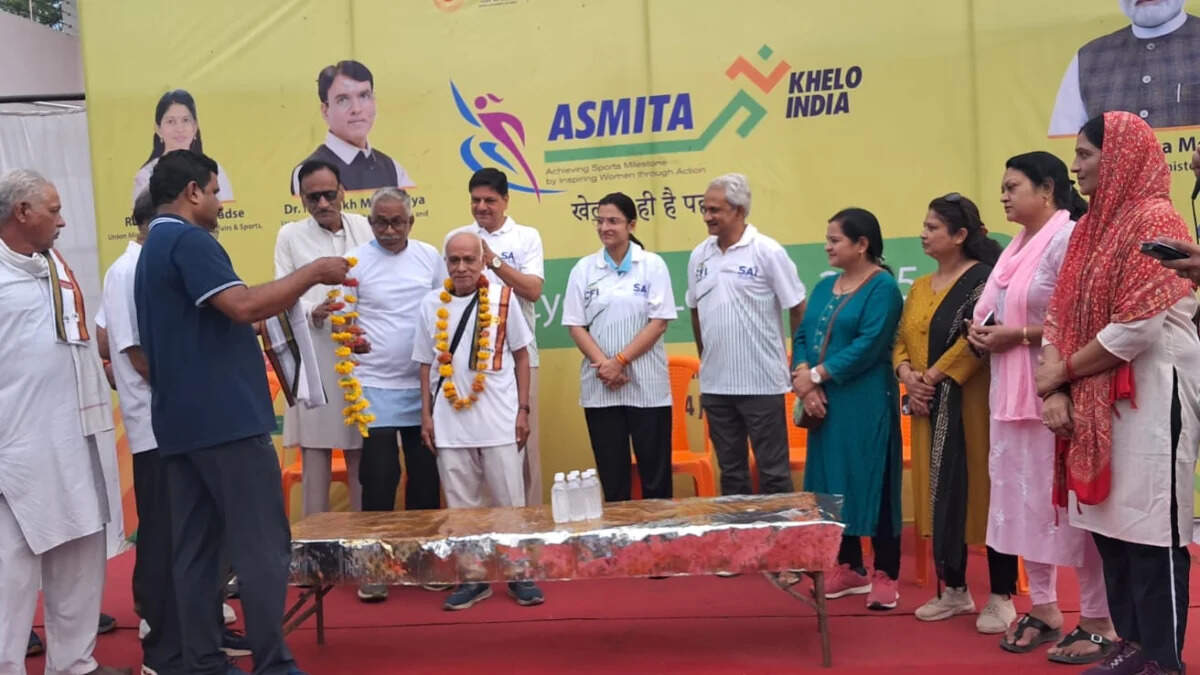 नरसिंहपुर में साइकिल महोत्सव: कलेक्टर ने दिखाई हरी झंडी, हजारों लोग निकले सड़कों पर
