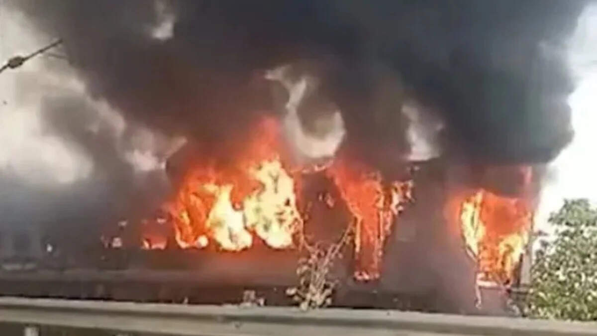 MP train fire today : एमपी के आलोट में राजधानी एक्सप्रेस की दो बोगियों में लगी आग, मची अफरा-तफरी