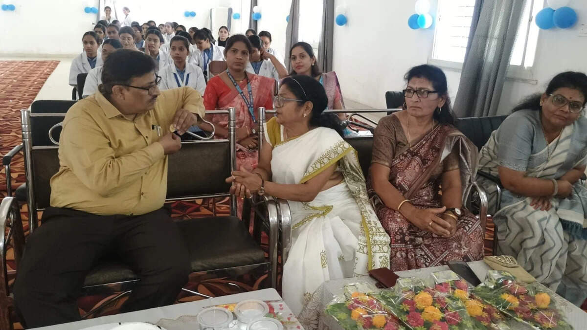 नरसिंहपुर नर्सिंग कॉलेज में गूंजी सेवा की गूंज, अंतर्राष्ट्रीय नर्स दिवस पर छात्राओं को मिला स्किल लैब का तोहफा