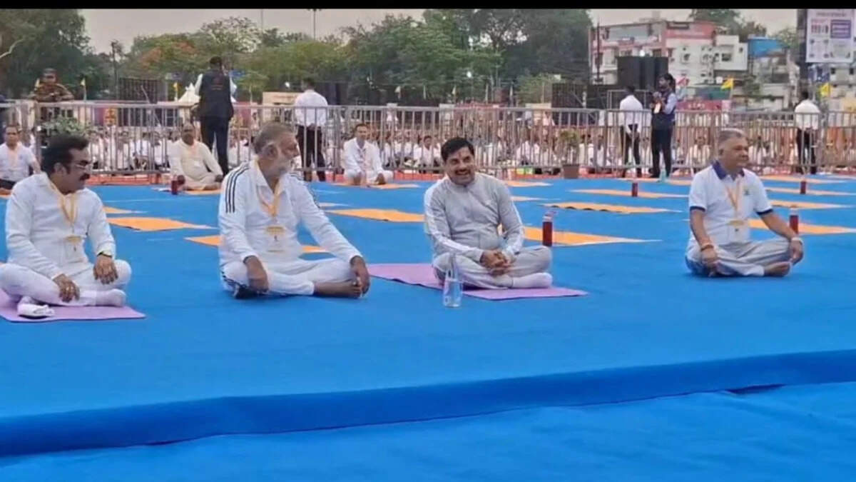जबलपुर में भव्य अंतर्राष्ट्रीय योग दिवस आयोजन, राष्ट्रपति द्रौपदी मुर्मू की मौजूदगी में 5000 से अधिक लोगों ने किया योग
