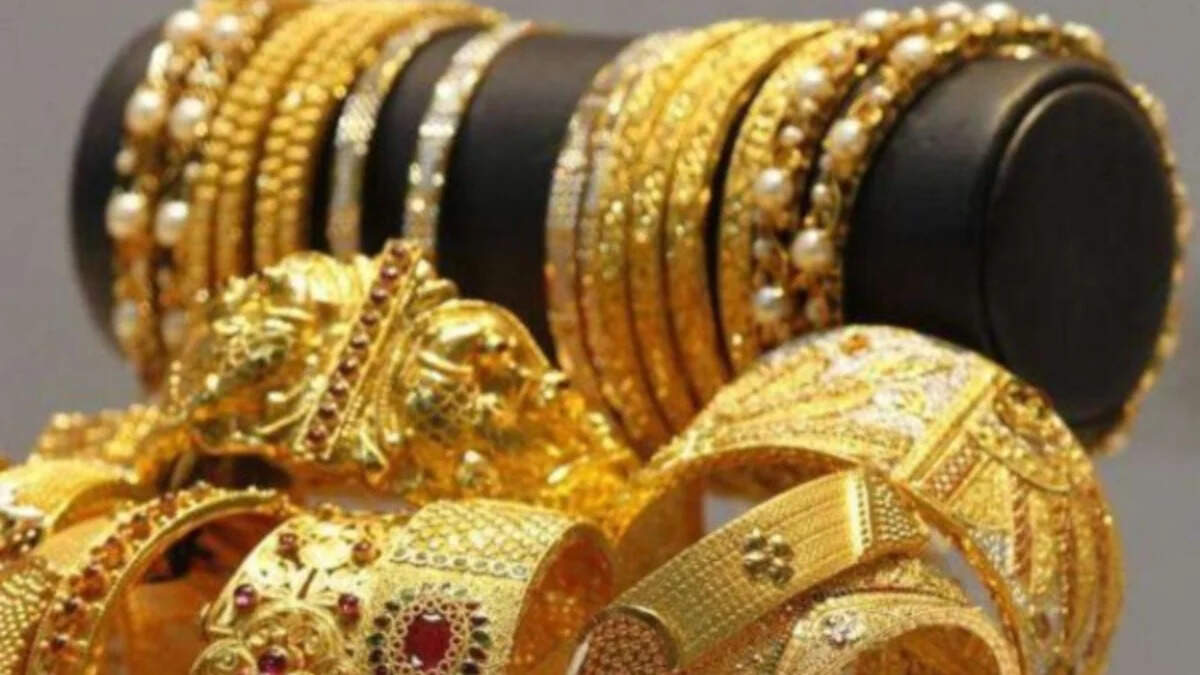 Gold rate today 9 February 2026 सोने और चांदी की कीमतों में लगी आग, आज 9 फरवरी के नए रेट्स देखें