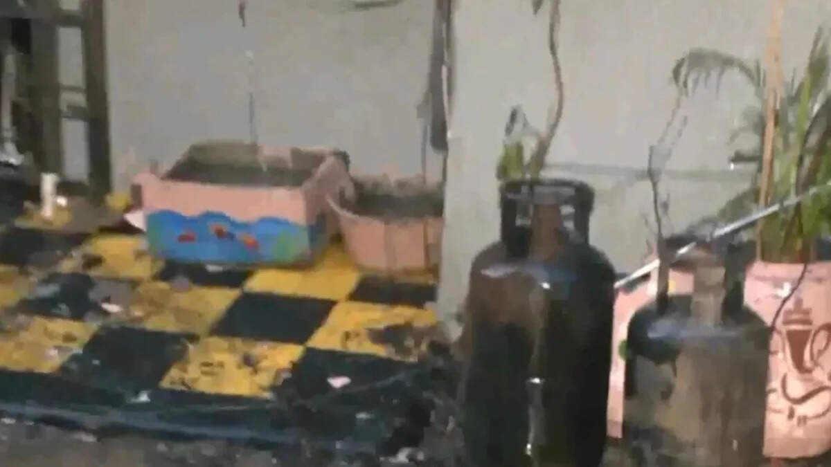 Indore fire news :  ईवी कार चार्जिंग के दौरान शॉर्ट सर्किट, सिलेंडर विस्फोट से 7 की मौत