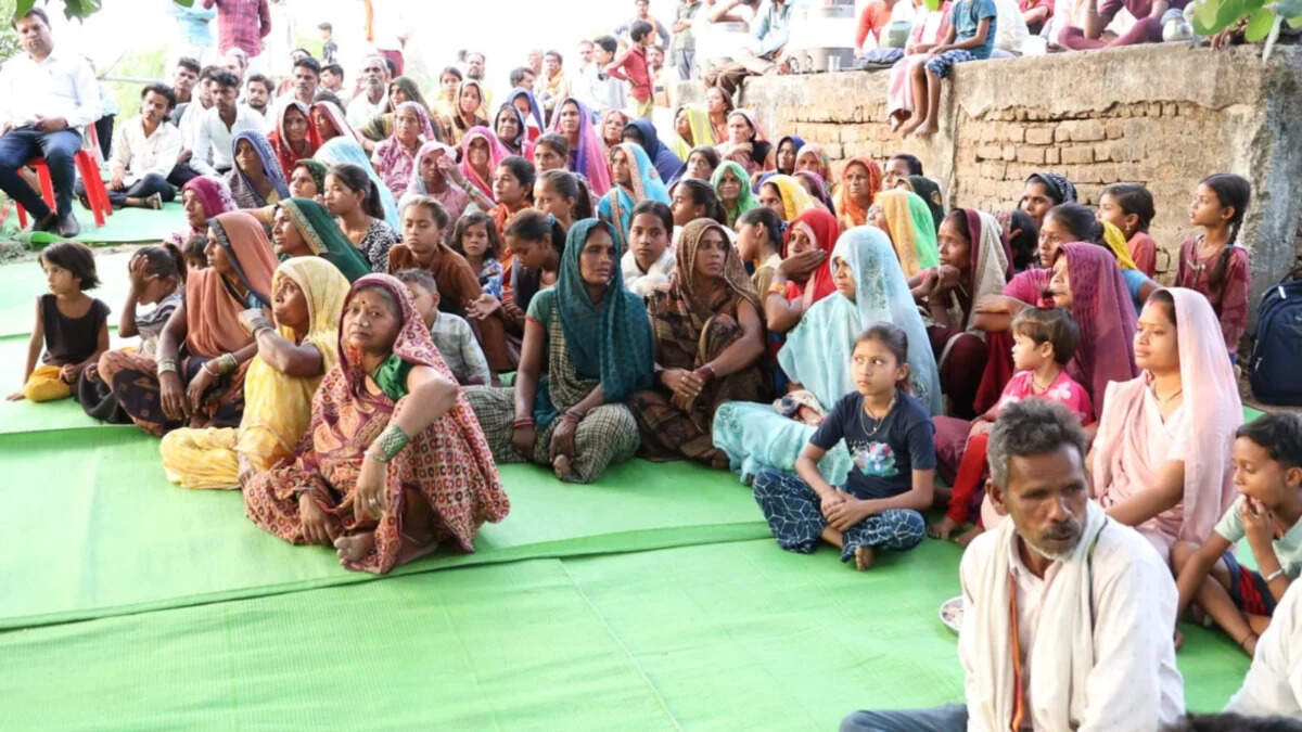 नरसिंहपुर में अनोखी चौपाल: जब अपनी गाड़ियां छोड़ एक ही बस में बैठकर गांव पहुंचे जिले के सारे बड़े अफसर