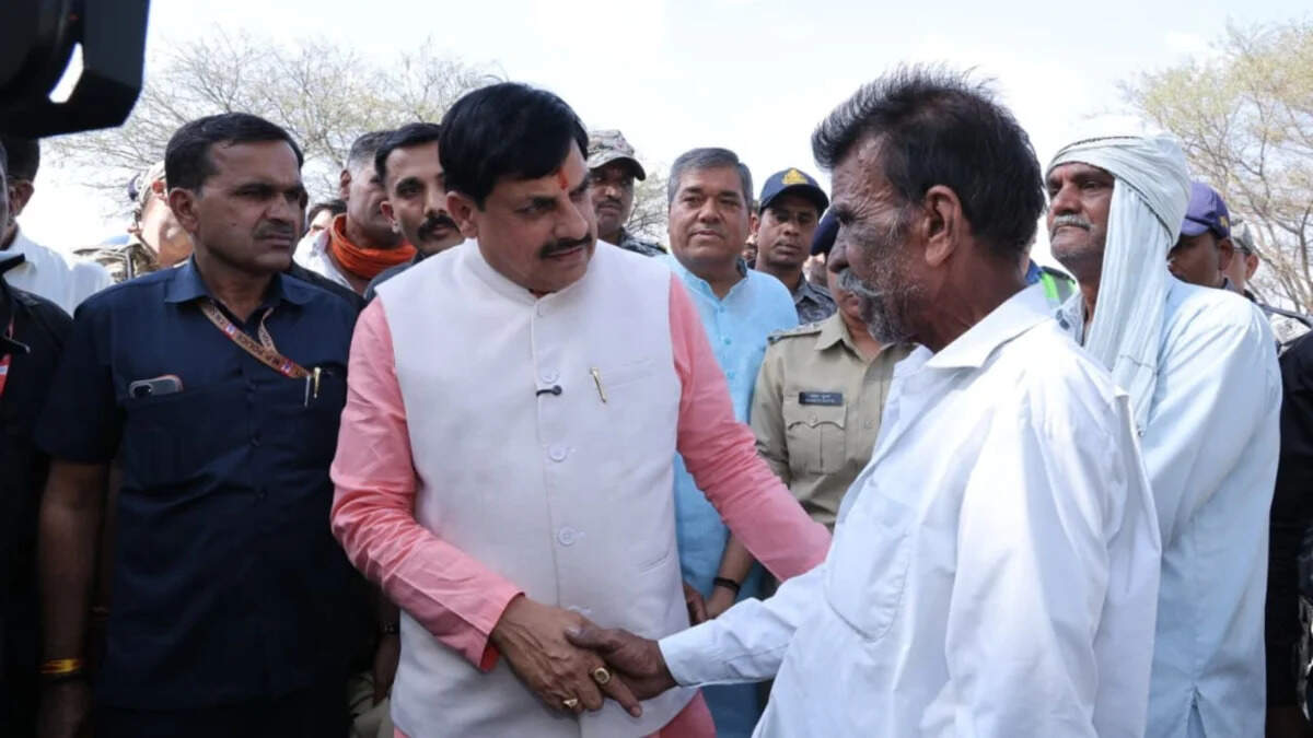 'कहीं भी उतर सकता है मेरा हेलीकॉप्टर ,"किसानों को तकलीफ नहीं होनी चाहिए", गेहूं खरीदी केंद्र पर अचानक पहुंचे सीएम मोहन यादव