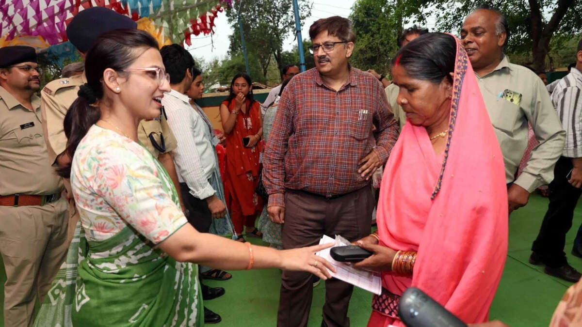 Narsinghpur News Today : अब घर बैठे मिलेगा सरकारी योजनाओं का लाभ, नरसिंहपुर के सरसला गांव में लगा विशेष शिविर