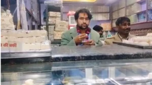 बाबा बागेश्वर का अनोखा अंदाज, पेड़े-लड्डू की आवाज से मचा हंगामा