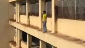 जिला अस्पताल में हाई-वोल्टेज ड्रामा: प्रेमी से बात न होने पर पांचवीं मंजिल के छज्जे पर चढ़ी युवती, 15 मिनट तक अटकी रहीं सांसें