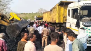 छिंदवाड़ा में दर्दनाक सड़क हादसा: टायर फटने से कार पर पलटा कोयले से भरा डंपर, अगरबत्ती कारोबारी की मौत, साथी घायल