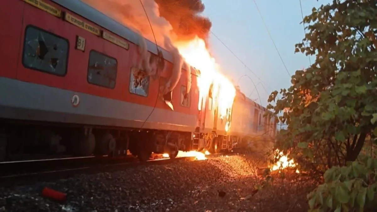 MP Train Fire Today Rajdhani Express in Alot, MP