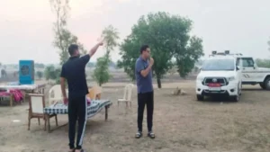 कलेक्टर को किसान के बेटे ने पिलाई ऐसी चाय, गुस्सा होने के बजाय उसे गले लगा लिया