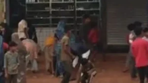 Jabalpur News : नई शराब दुकान पर फूटा महिलाओं का गुस्सा,पहले बच्चों ने किया डांस, फिर लाठी-डंडों से तोड़फोड़ कर लूट ली बोतलें